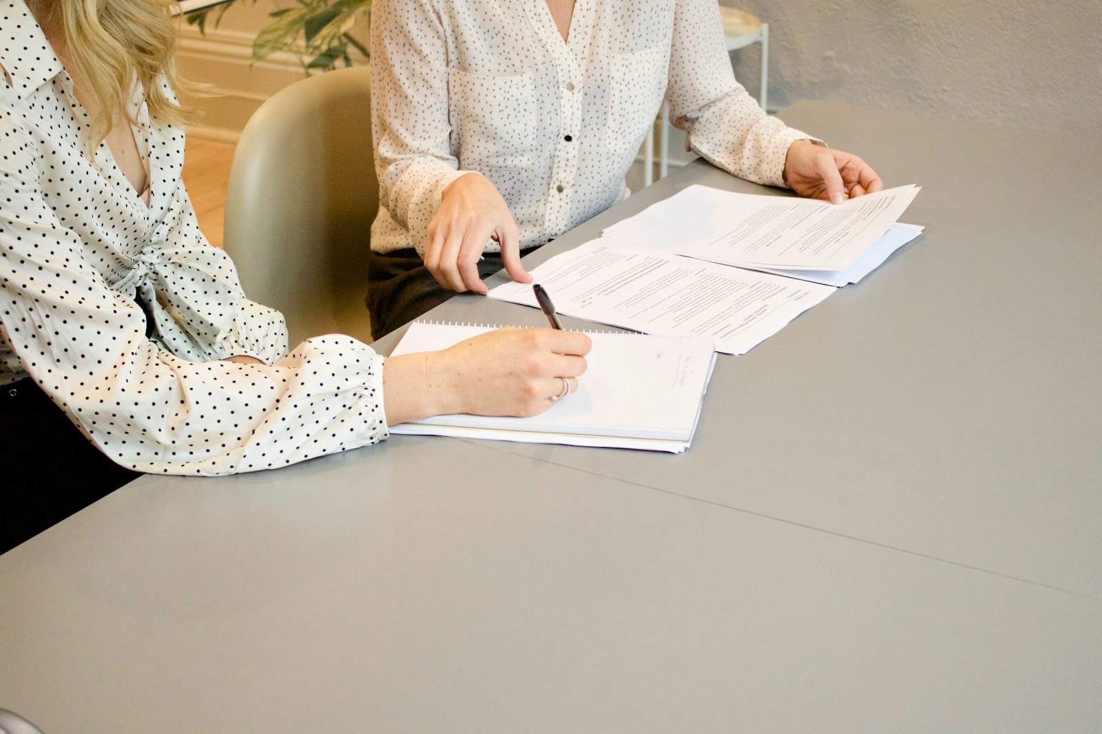 Signature d'un contrat au bureau, accompagnée par une conseillère